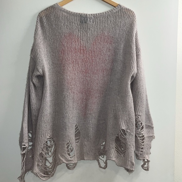 Wildfox White Label Sweater ~ in Light Gray w/ Red Heart ♥️ - Picture 3 of 13